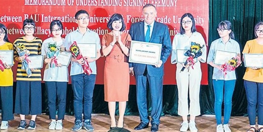 Vietnam’da 300 öğrenciye burs