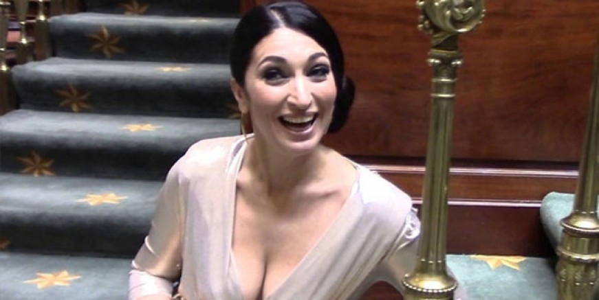 Zuhal Demir bu kez de Türkçe’ye kafayı taktı!