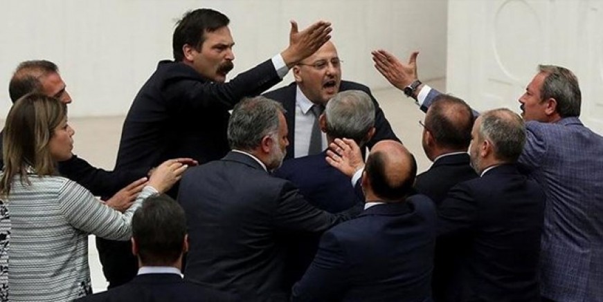 AK Parti’den Ahmet Şık’a 100 bin liralık dava