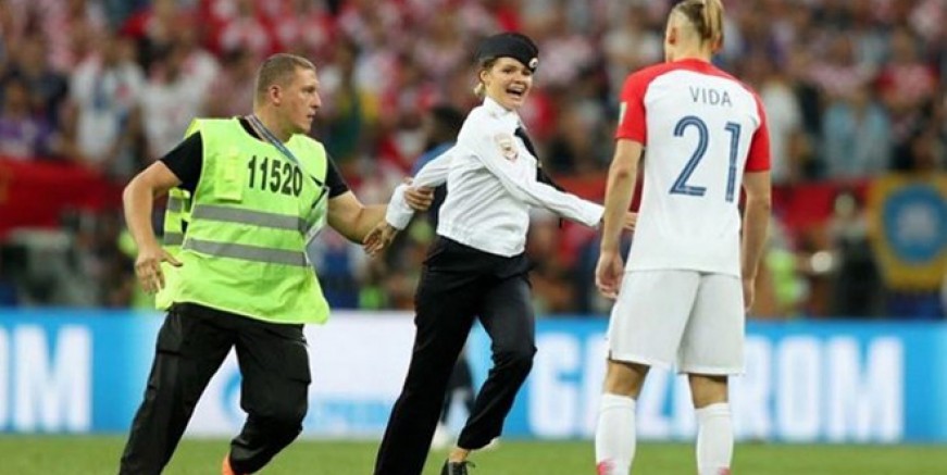 Finalde sahaya giren kadınlar eylemci çıktı