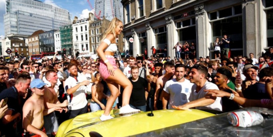 İngiliz taraftar göğüslerini açtı