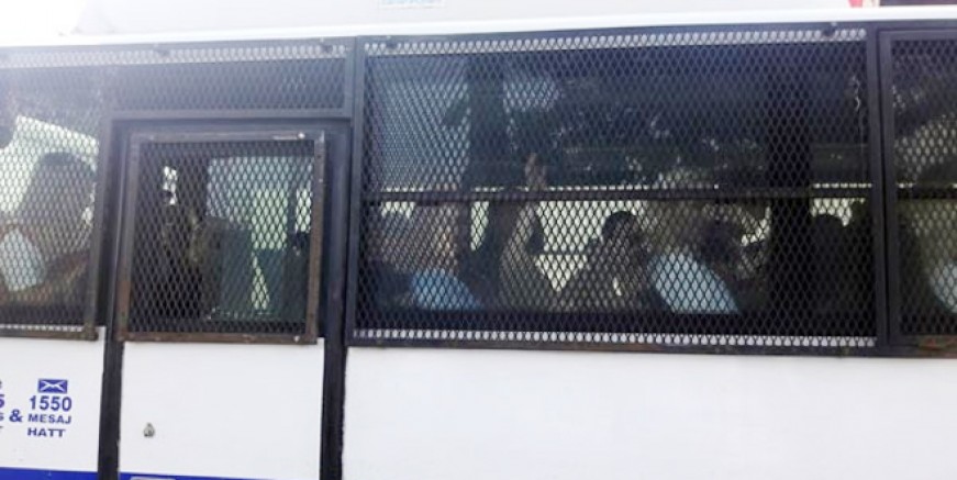 ‘Kedicikler’ cezaevine el sallayarak girdi