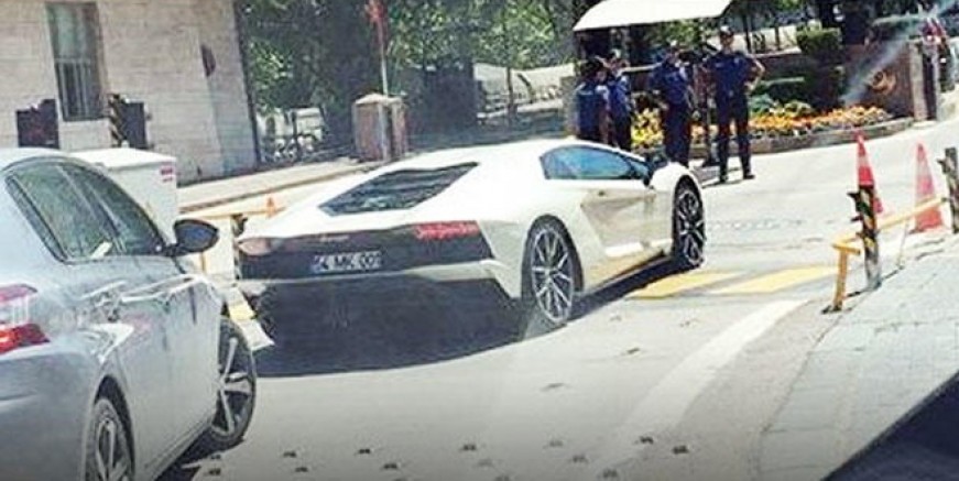 Kenan Sofuoğlu Meclis’e Lamborghini ile geldi