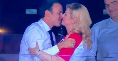 Macron Kolinda’yı dudağından öptü!