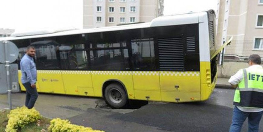 Maltepe’de yol çöktü; facia ucuz atlatıldı