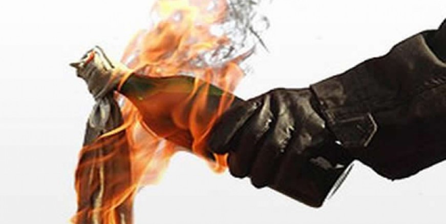 Yok artık! Turist otobüsüne molotoflu saldırı