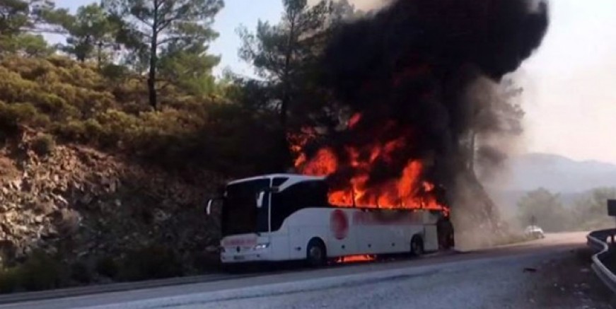 Yolcu otobüsü cayır cayır yandı