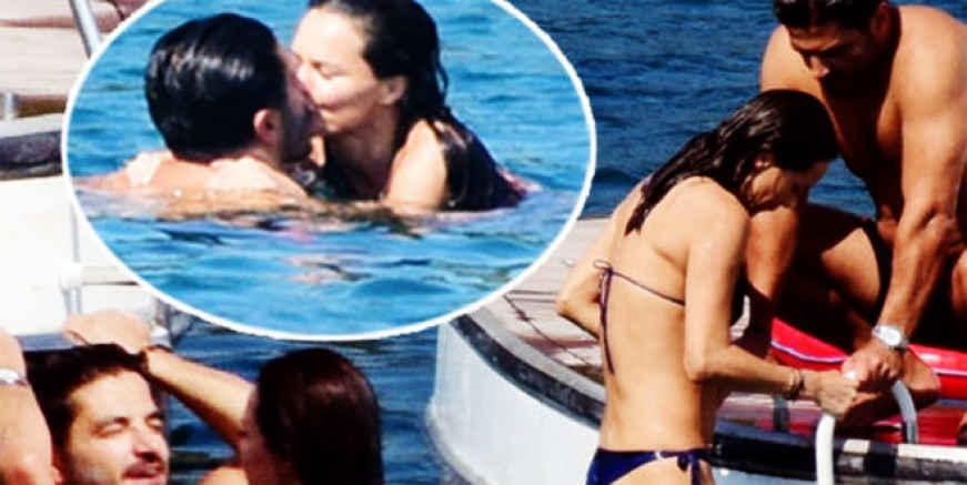 Ebru Şallı Uğur Akkuş’u öpücüklere boğdu