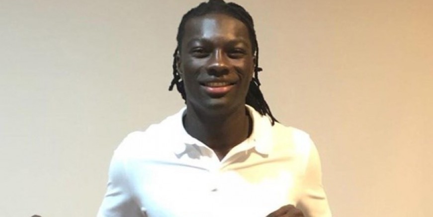 Gomis yeni formasıyla poz verdi