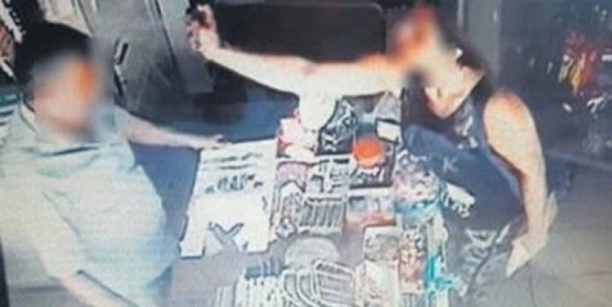 Pendik’te sapık bakkalı copla dövdü!