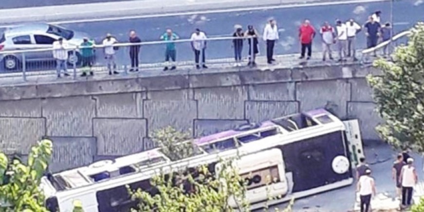 Sarıyer’de halk otobüsü devrildi!
