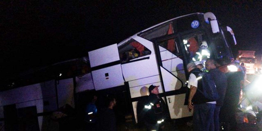 Aksaray-Ankara yolunda polis otobüsü devrildi!