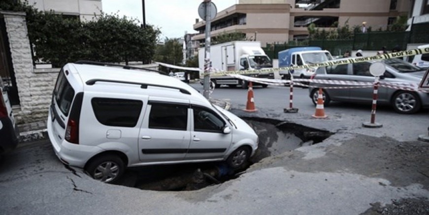 İstanbul’da yol çöktü