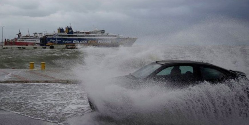 Kasırga yön değiştirdi; Mora’yı vurdu