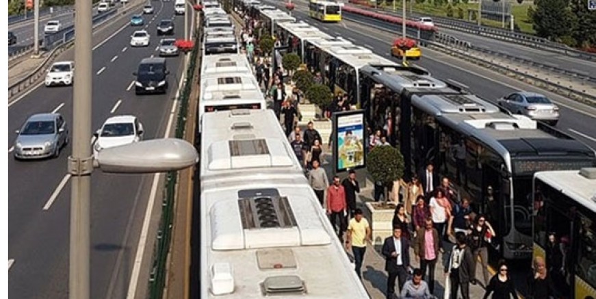 Metrobüs yolunda kaza; yaralılar var!