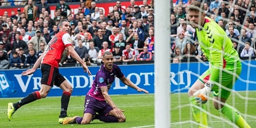 Robin Van Persie eski hocası Advocaat’i üzdü!