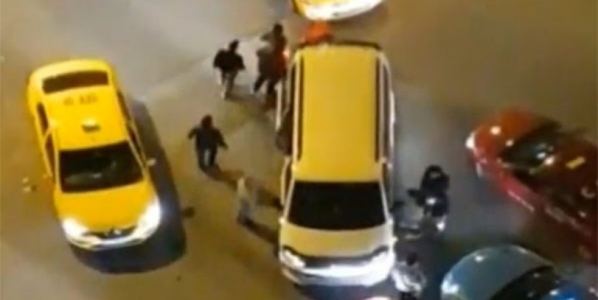 Taksiciler UBER aracına saldırdı