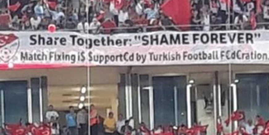 Türkiye – Rusya maçında skandal pankart!