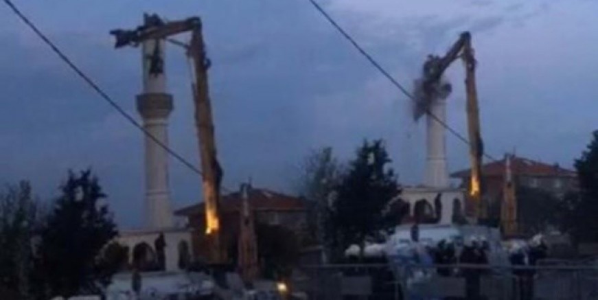 AK Partili belediye cami yıktı ortalık karıştı