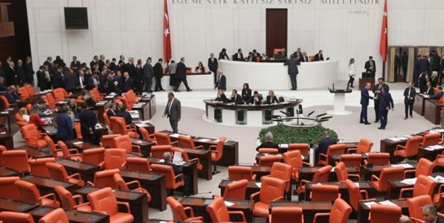 CHP ve MHP milletvekilleri arasında arbede