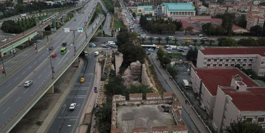 Fatih’te tarihi surlar çöktü