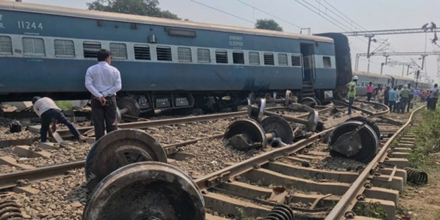 Hızlı tren raydan çıktı