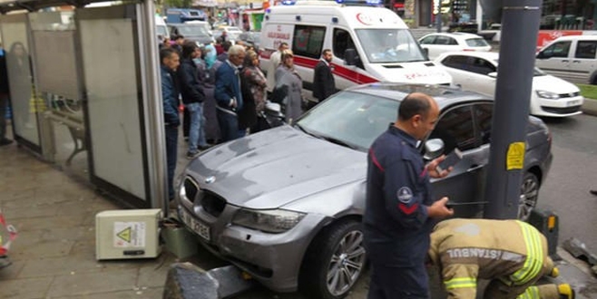 Üsküdar’da otomobil otobüs durağına daldı