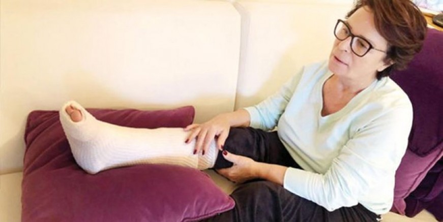 Hülya Koçyiğit ayağını kırdı!