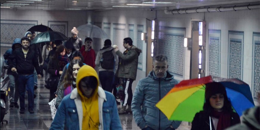 İstanbul’da bir garip şemsiye manzarası