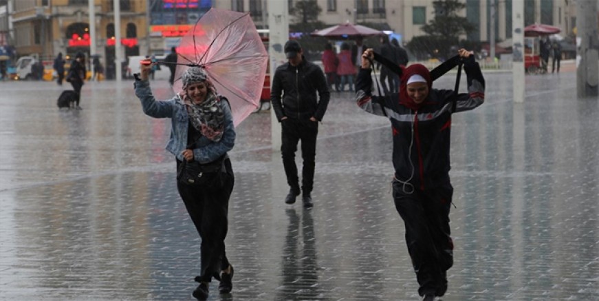 İstanbul’da sağanak yağışa teslim oldu