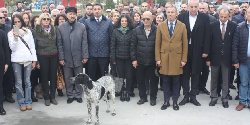 Saygı duruşuna eşlik eden köpek ilgi çekti