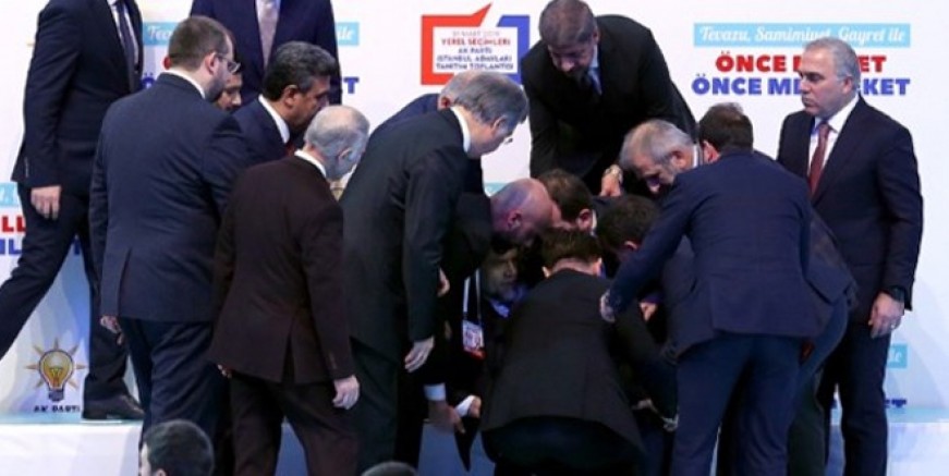 Ahmet Poyraz sahnede fenalık geçirdi