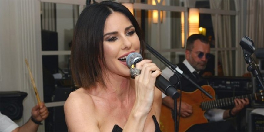 Defne Samyeli sahnede büyüledi