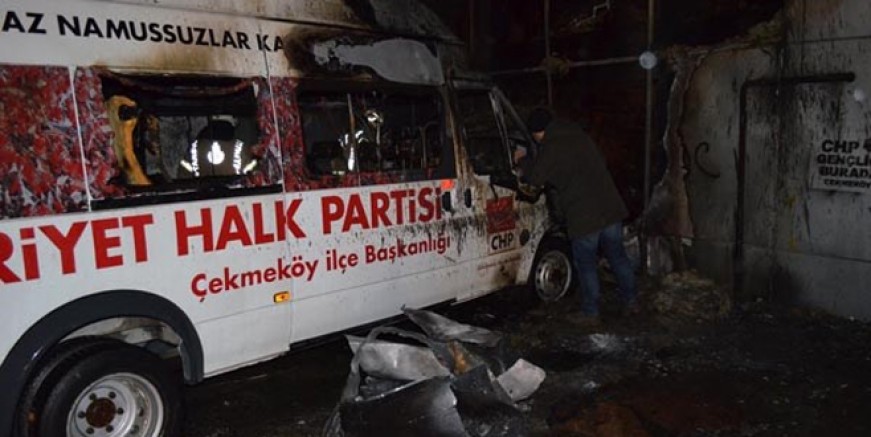 Çekmeköy’de CHP’nin seçim minibüsü yandı