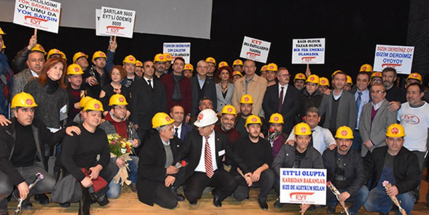 EYT’liler İzmir’de salonlara sığmadı