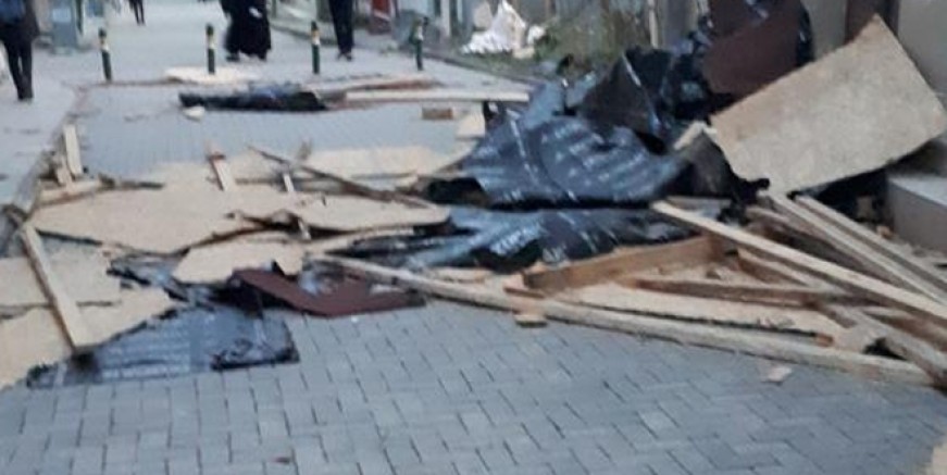 İstanbul’da fırtına çatıyı uçurdu