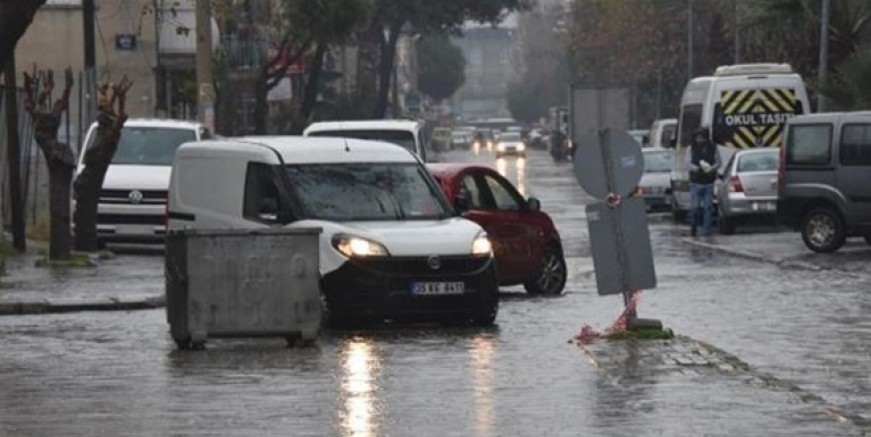 İzmir’de sağanak yağış hayatı felç etti