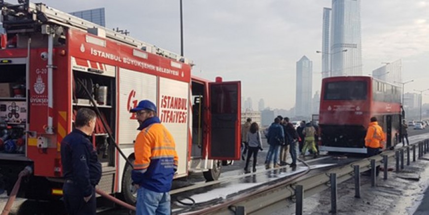 TEM’de çift katlı otobüste yangın