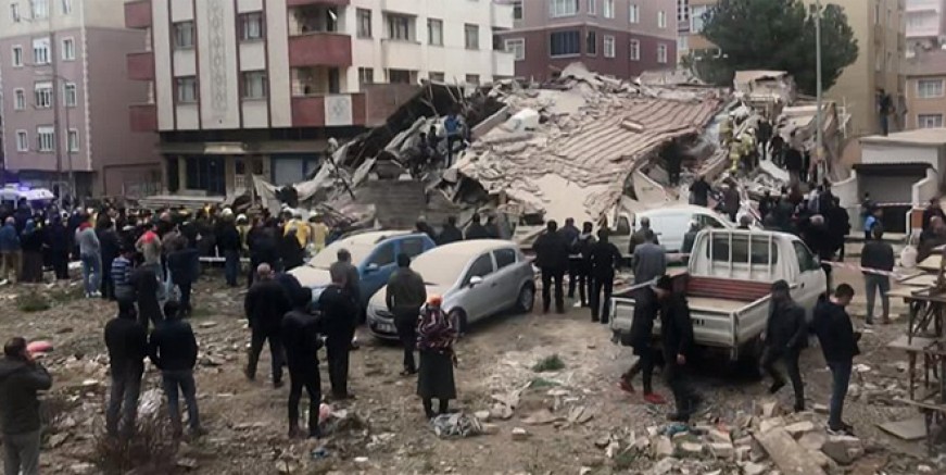 Kartal’da binanın çökme anı kamerada!