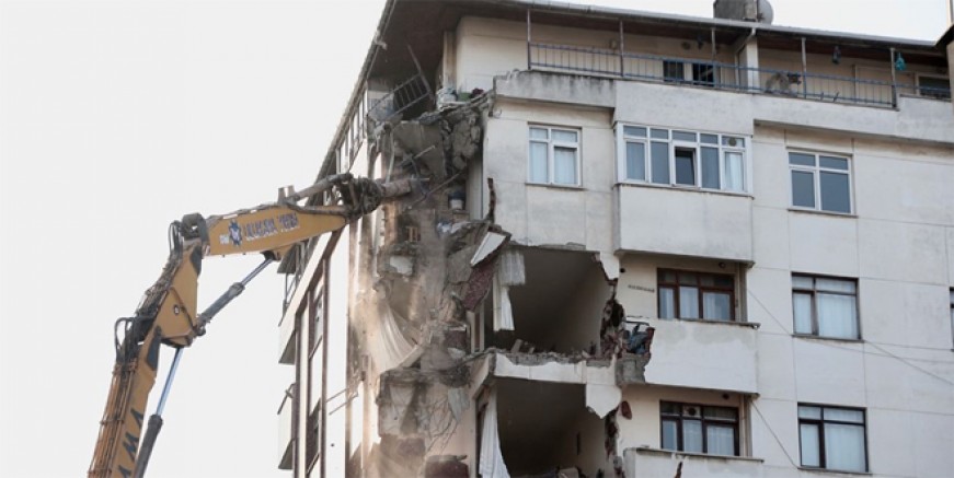 Kartal’da riskli bina yıkılıyor!