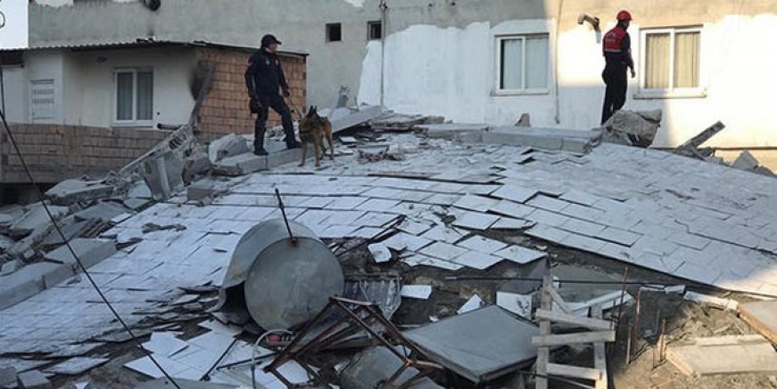 Mersin’de 5 katlı bina çöktü