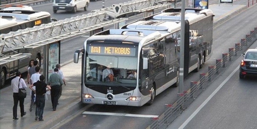 Metrobüs’te bıçaklı dehşet