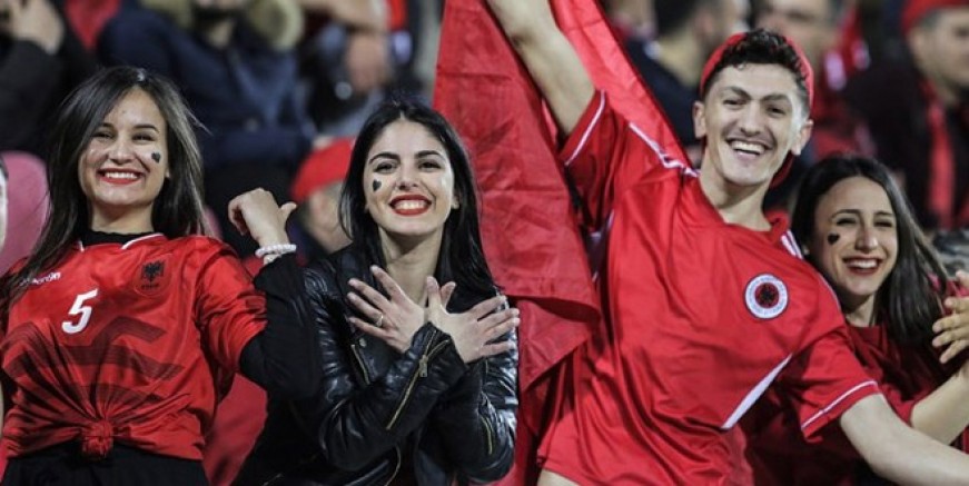 Arnavut taraftarlar İstiklal Marşı’nı ıslıkladı