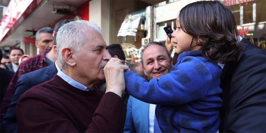 Binali Yıldırım’a Kartal’da sevgi seli