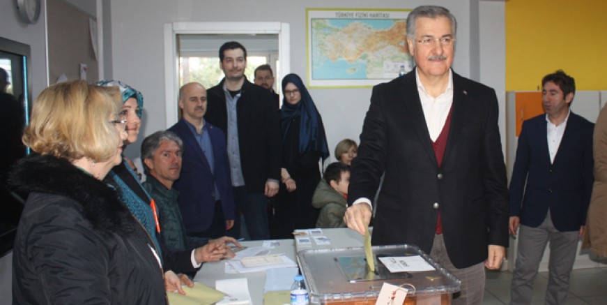 Ebubekir Taşyürek Doğa Koleji’nde oy kullandı