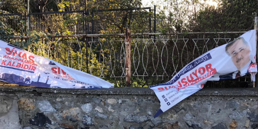 Kartal’da AK Parti pankartlarına çirkin saldırı