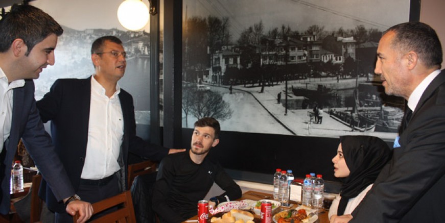 Özgür Özel Gökhan Yüksel’i gençlere emanet etti