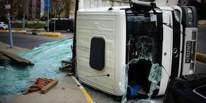 Pendik’te cam yüklü kamyon devrildi!