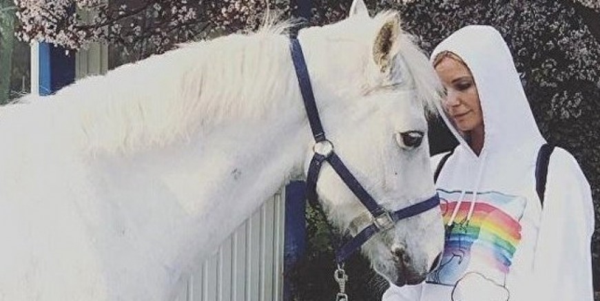 Burcu Çetinkaya başörtüsünü çıkardı