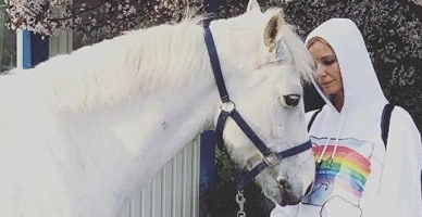 Burcu Çetinkaya türbanı çıkardı